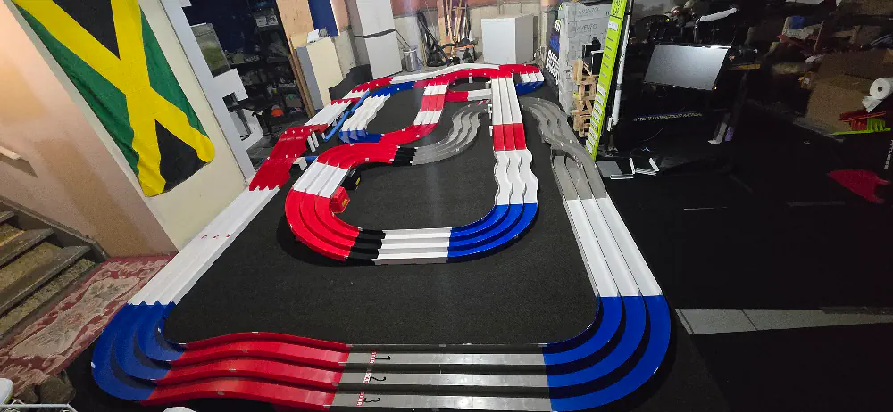 Tamiya Mini 4WD lane track set up at a HUR session